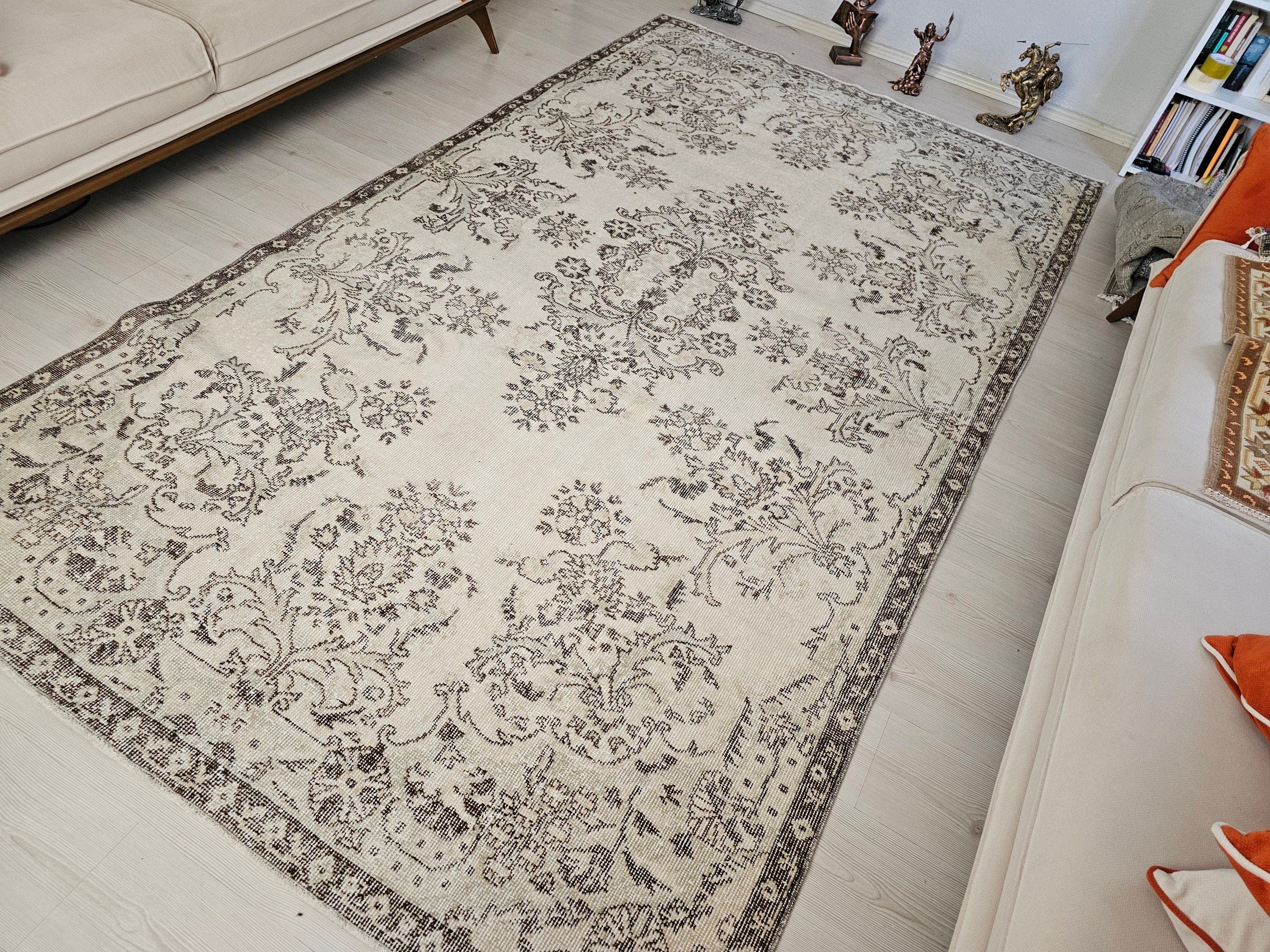 Cream Floral Turkish Rug: 5.75x10 ft Vintage Hand-Knotted Wool Isparta Oushak
