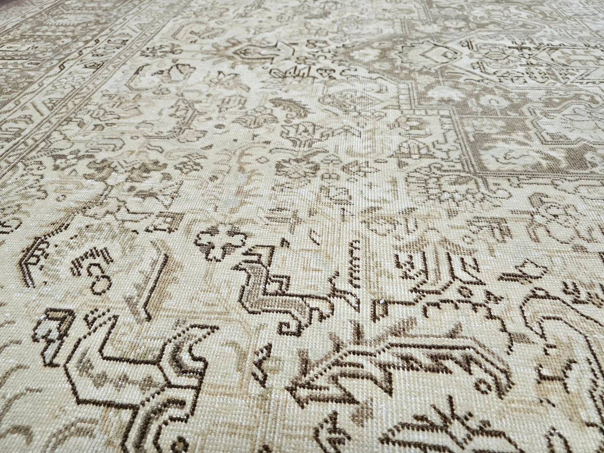 Vintage Handwoven Heriz Wool Rug 9x12: Neutral Beige Geometric Design