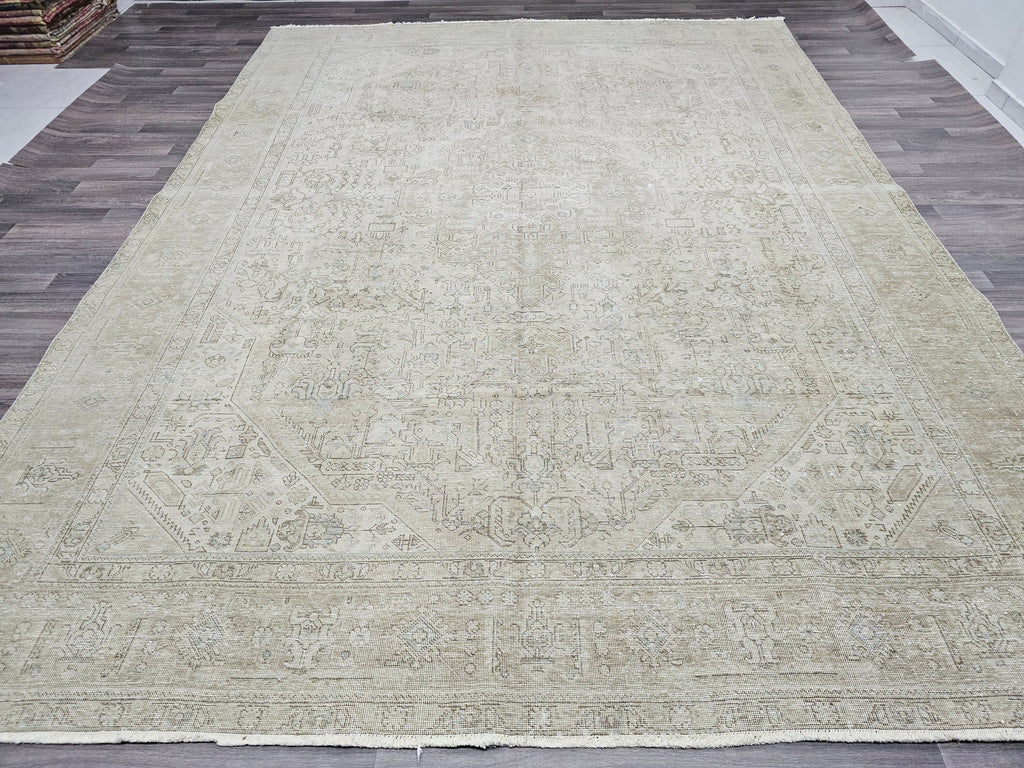 9x12 Vintage Turkish Rug: Hand-Knotted Heriz Wool Carpet