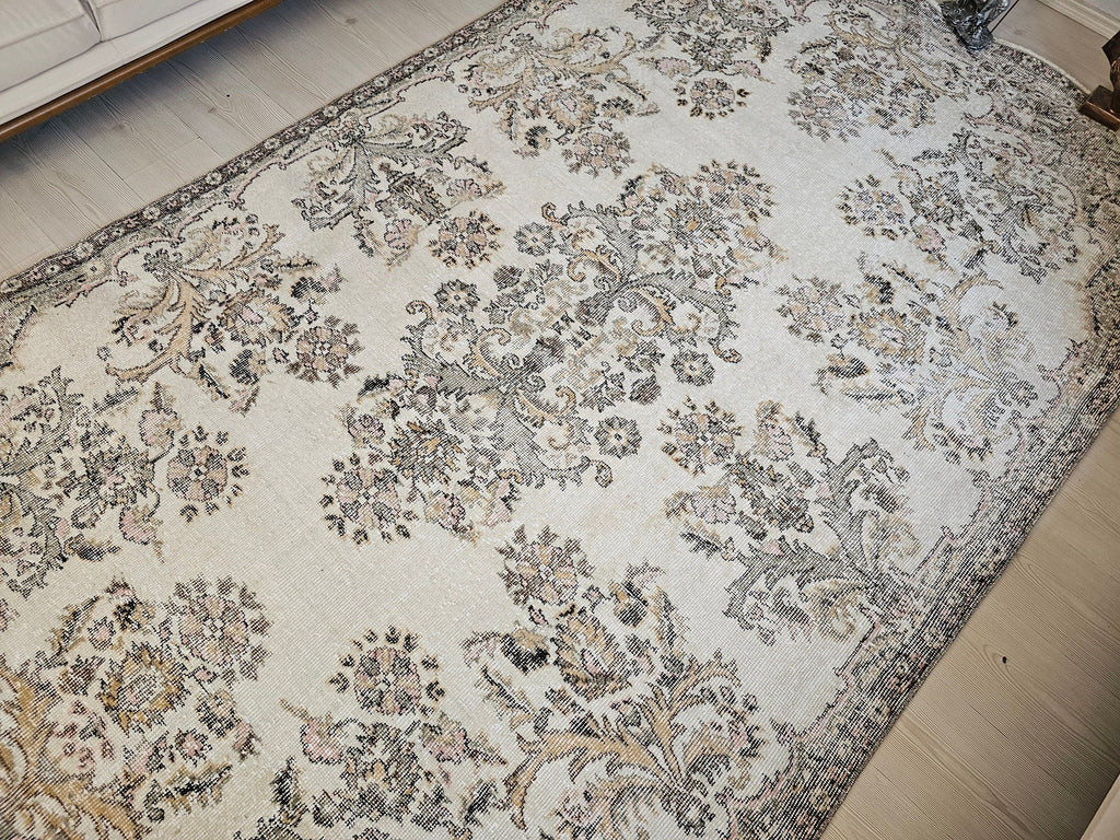 6x9 Vintage Turkish Isparta Rug: Hand-Knotted Wool Floral Carpet