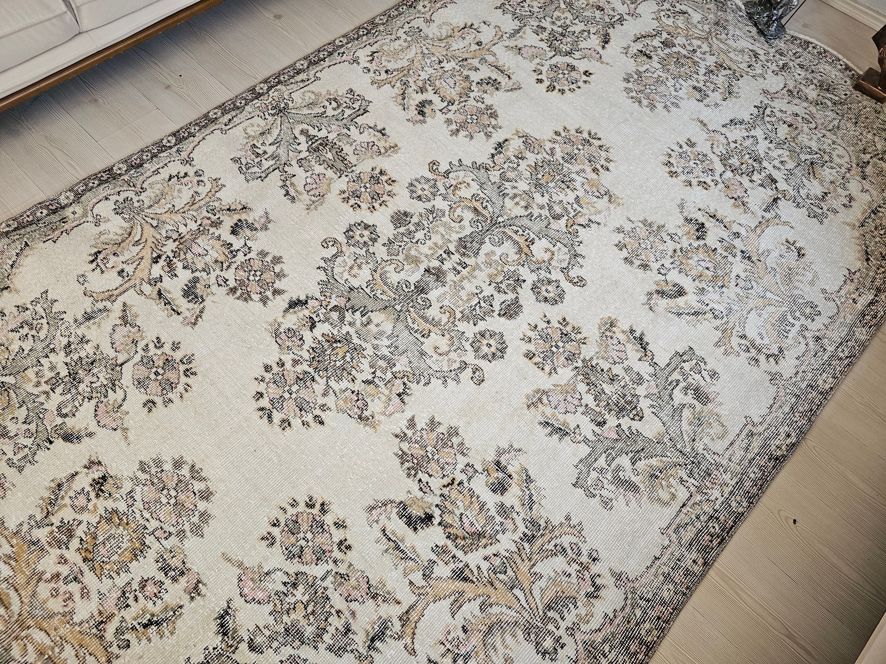 6x9 Vintage Turkish Isparta Rug: Hand-Knotted Wool Floral Carpet