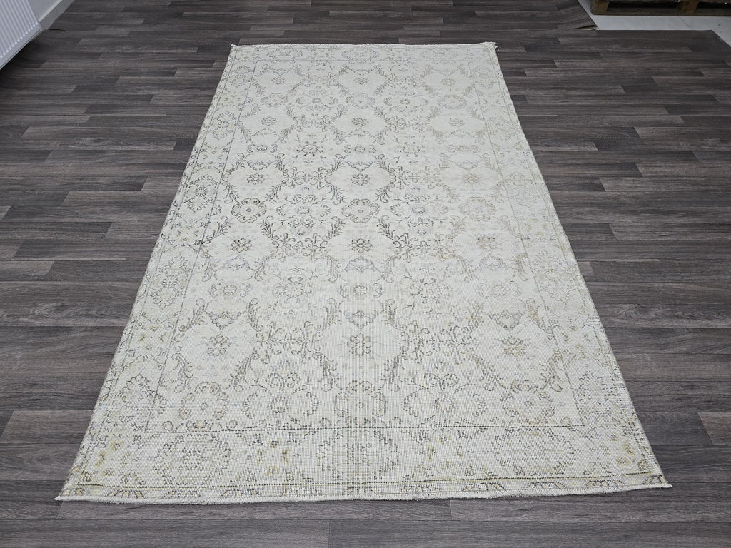 Hand Knotted Vintage Turkish Area Rug – 5.25x8.70 ft | Faded Cream, Distressed Oriental Carpet