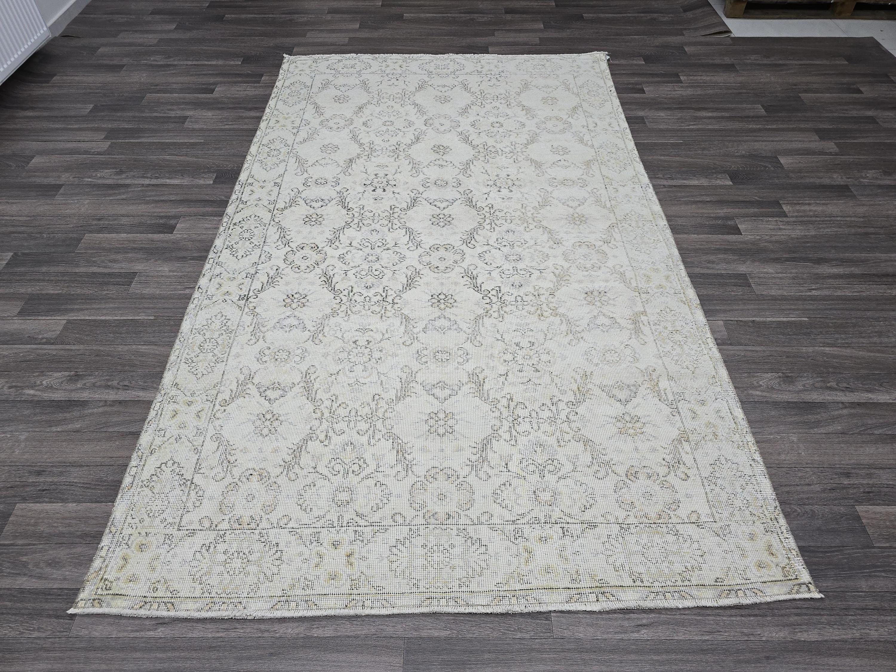 Hand Knotted Vintage Turkish Area Rug – 5.25x8.70 ft | Faded Cream, Distressed Oriental Carpet