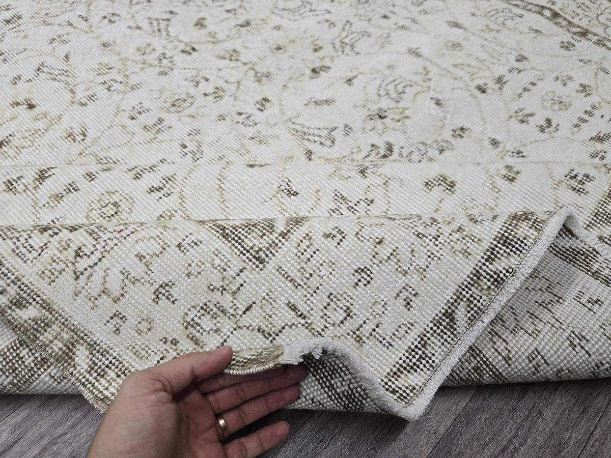 Vintage Turkish Wool Rug: 5.6x9.3 ft, Beige Anatolian Oushak Carpet