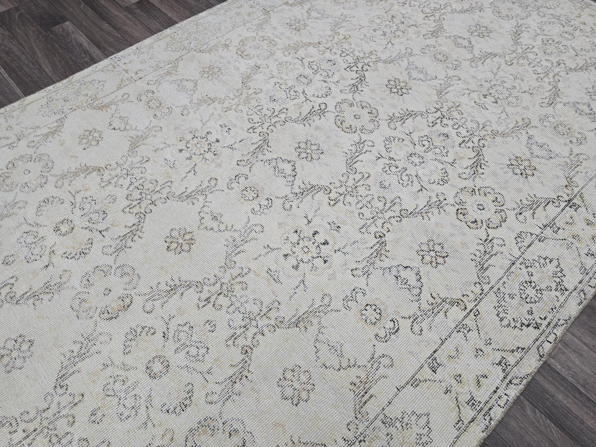 Hand Knotted Vintage Turkish Area Rug – 5.25x8.70 ft | Faded Cream, Distressed Oriental Carpet
