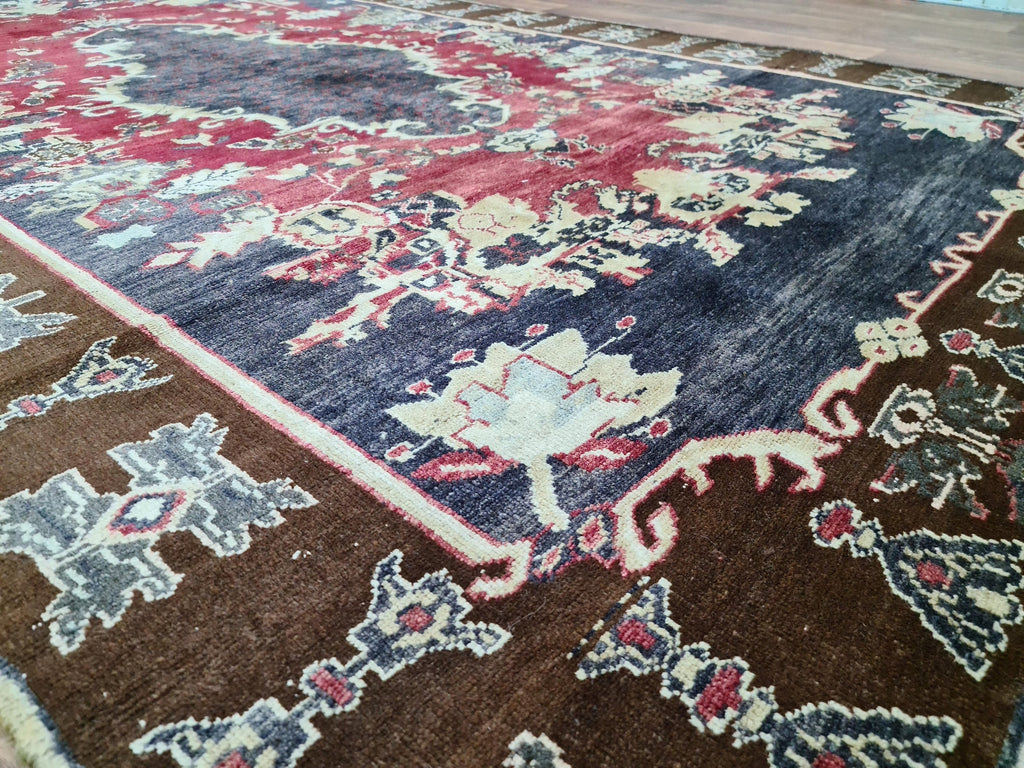 Authentic Vintage Turkish Rug / 6,6 x 10,75 feet