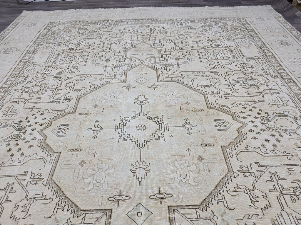 Large Vintage Turkish Oushak Rug: Handwoven Wool, Beige Geometric Medallion (9.7 x 12.25 ft)