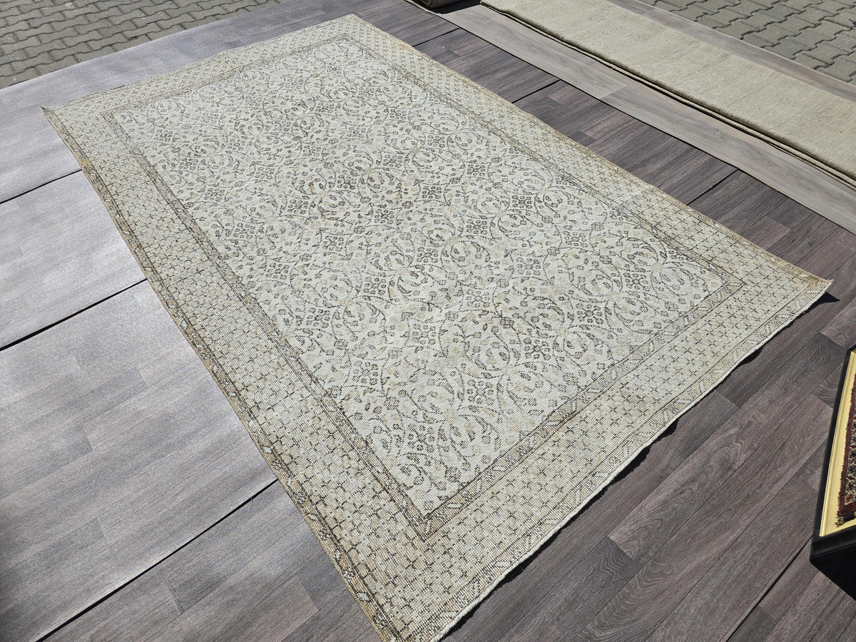 Vintage Turkish Oushak Wool Rug: 5.7x9.4 ft, Hand-Knotted Neutral Area Rug