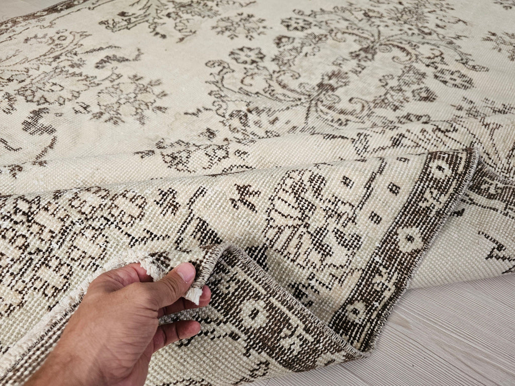 Cream Floral Turkish Rug: 5.75x10 ft Vintage Hand-Knotted Wool Isparta Oushak