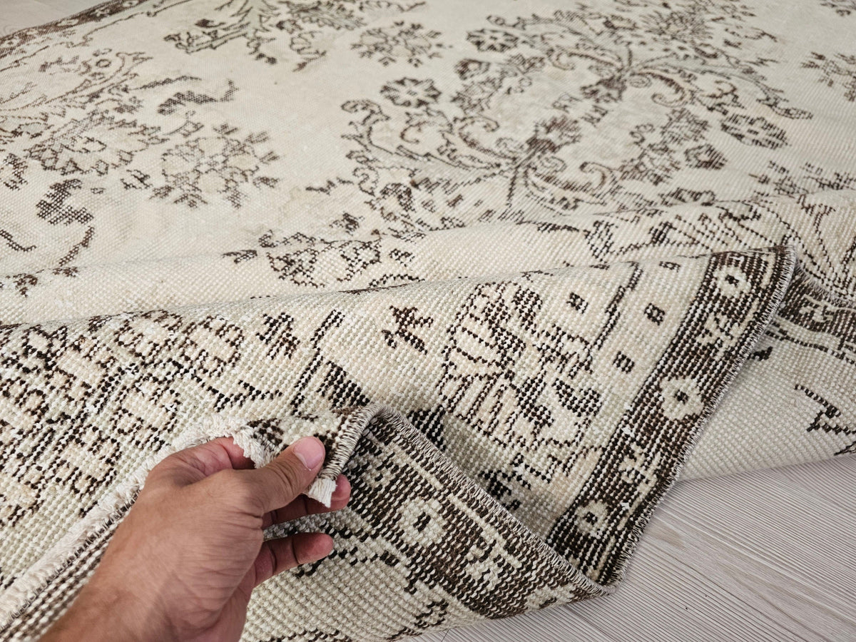 Cream Floral Turkish Rug: 5.75x10 ft Vintage Hand-Knotted Wool Isparta Oushak