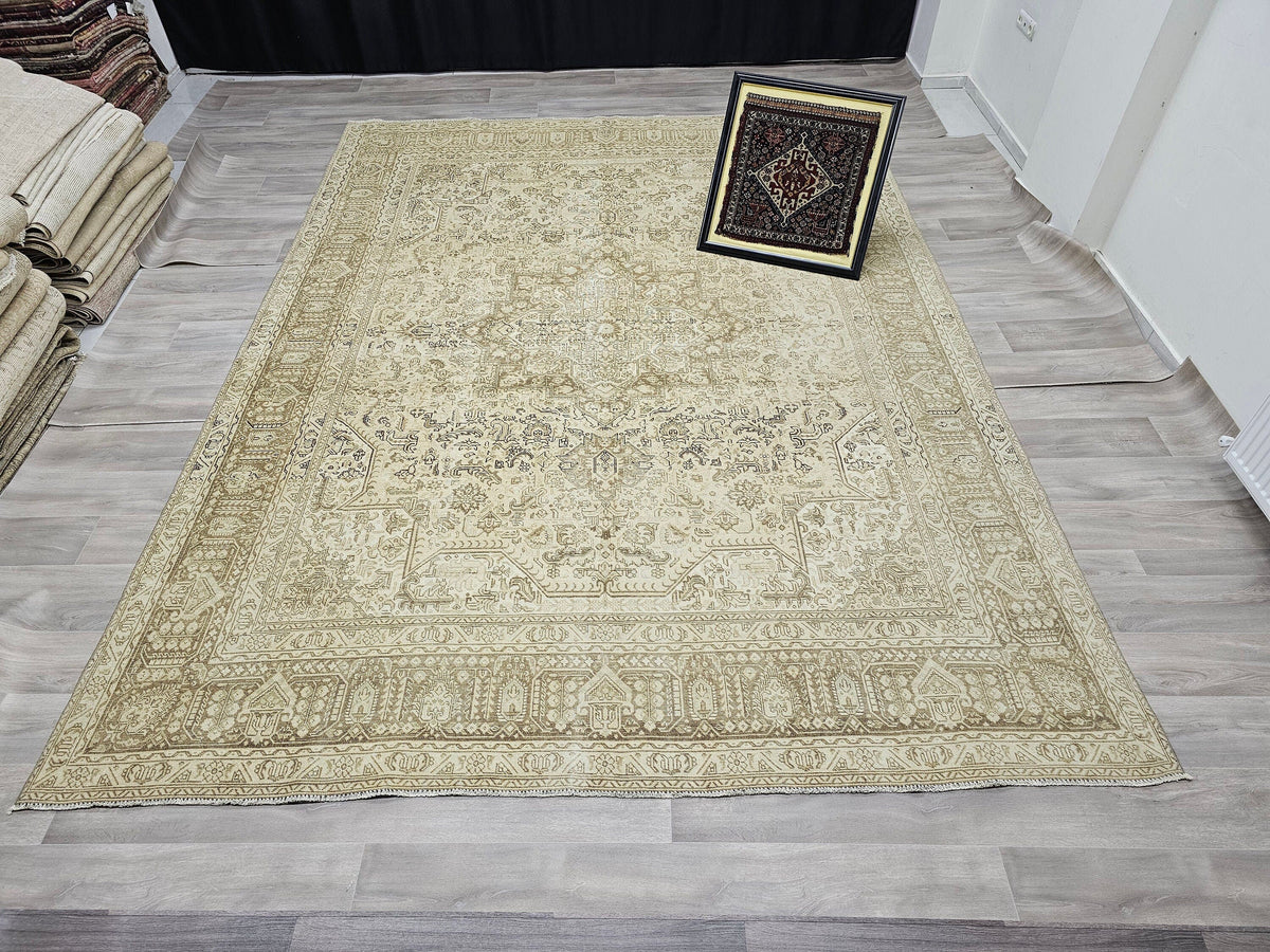Vintage Handwoven Heriz Wool Rug 9x12: Neutral Beige Geometric Design