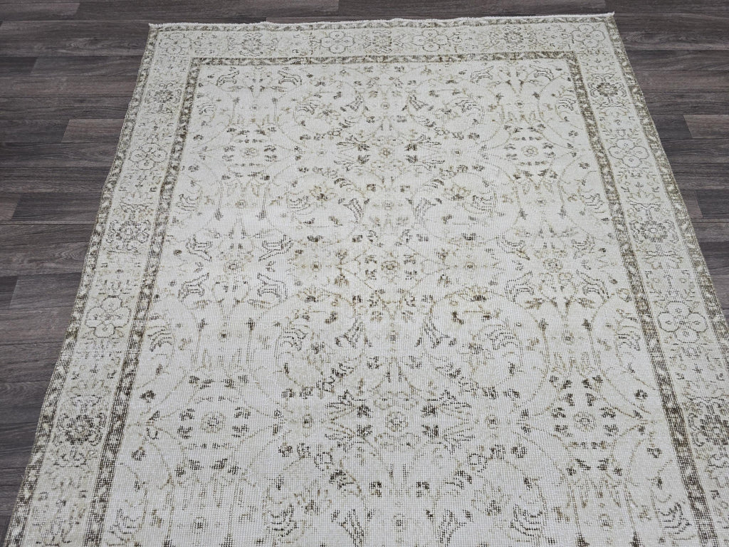Vintage Turkish Wool Rug: 5.6x9.3 ft, Beige Anatolian Oushak Carpet