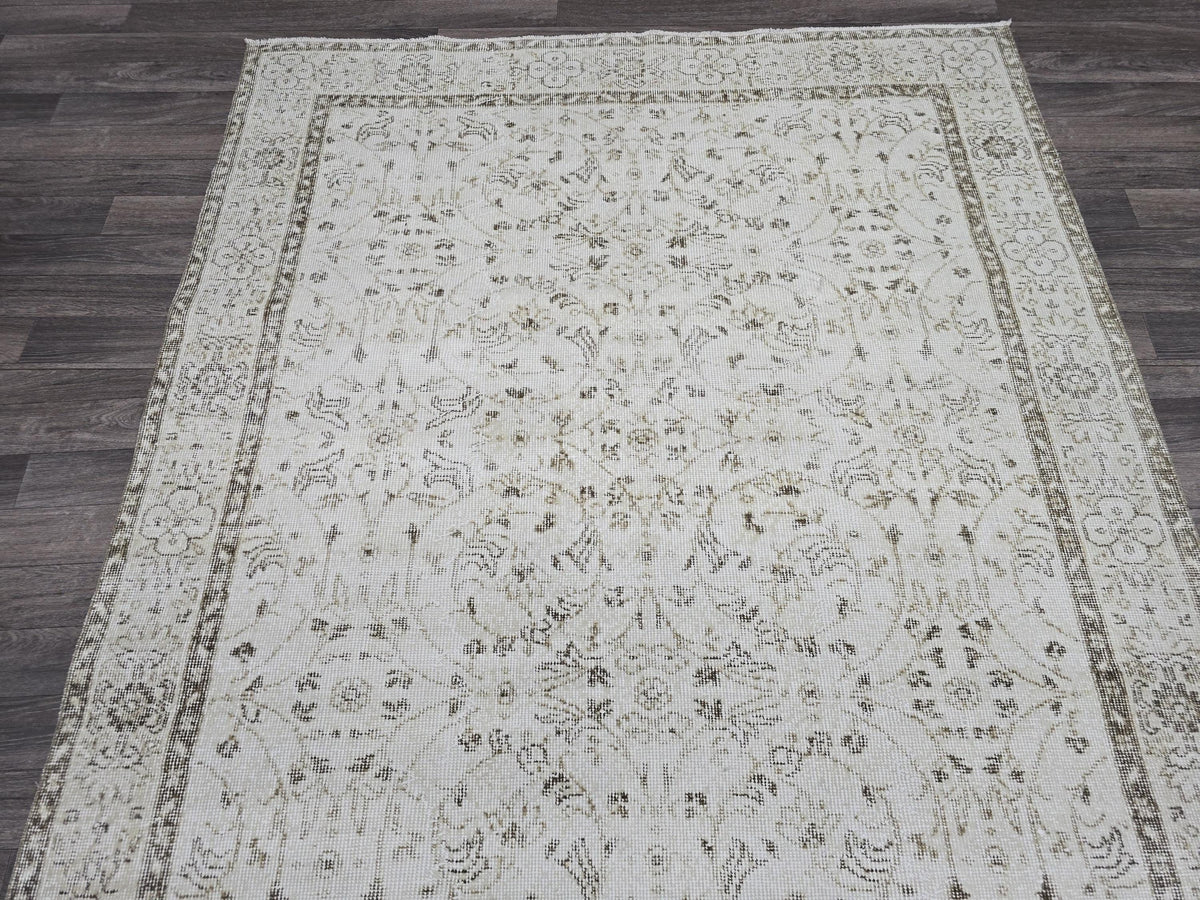 Vintage Turkish Wool Rug: 5.6x9.3 ft, Beige Anatolian Oushak Carpet