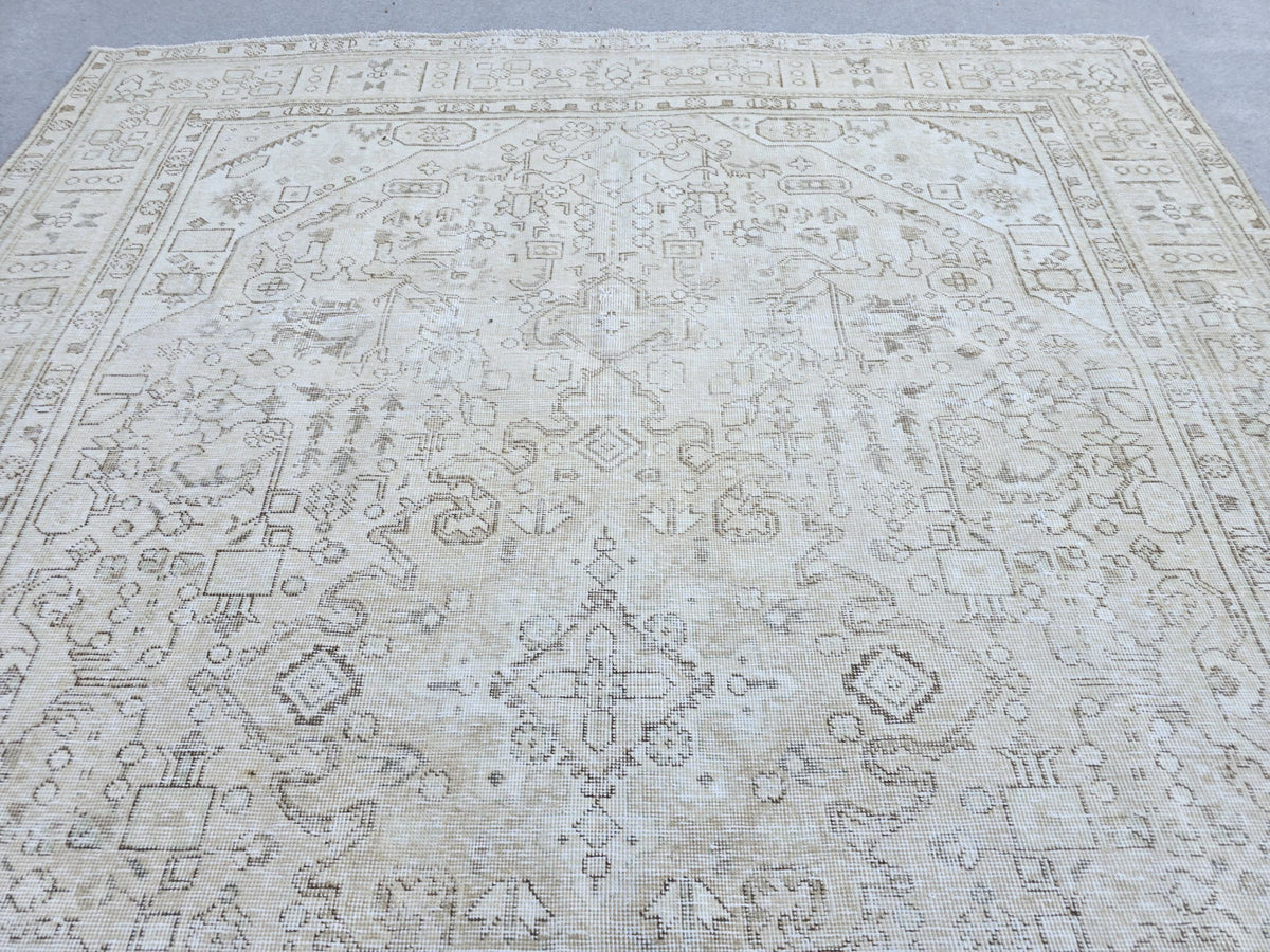 Vintage Rug 8x11, Soft Oatmeal Medallion Turkish Carpet, Faded Neutral Wool Area Rug, Living Room Bedroom Boho Farmhouse