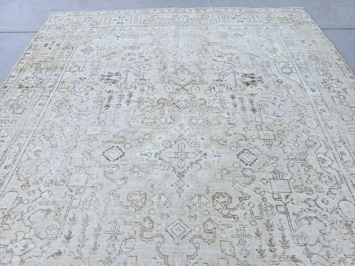 Vintage Rug 8x11, Soft Oatmeal Medallion Turkish Carpet, Faded Neutral Wool Area Rug, Living Room Bedroom Boho Farmhouse