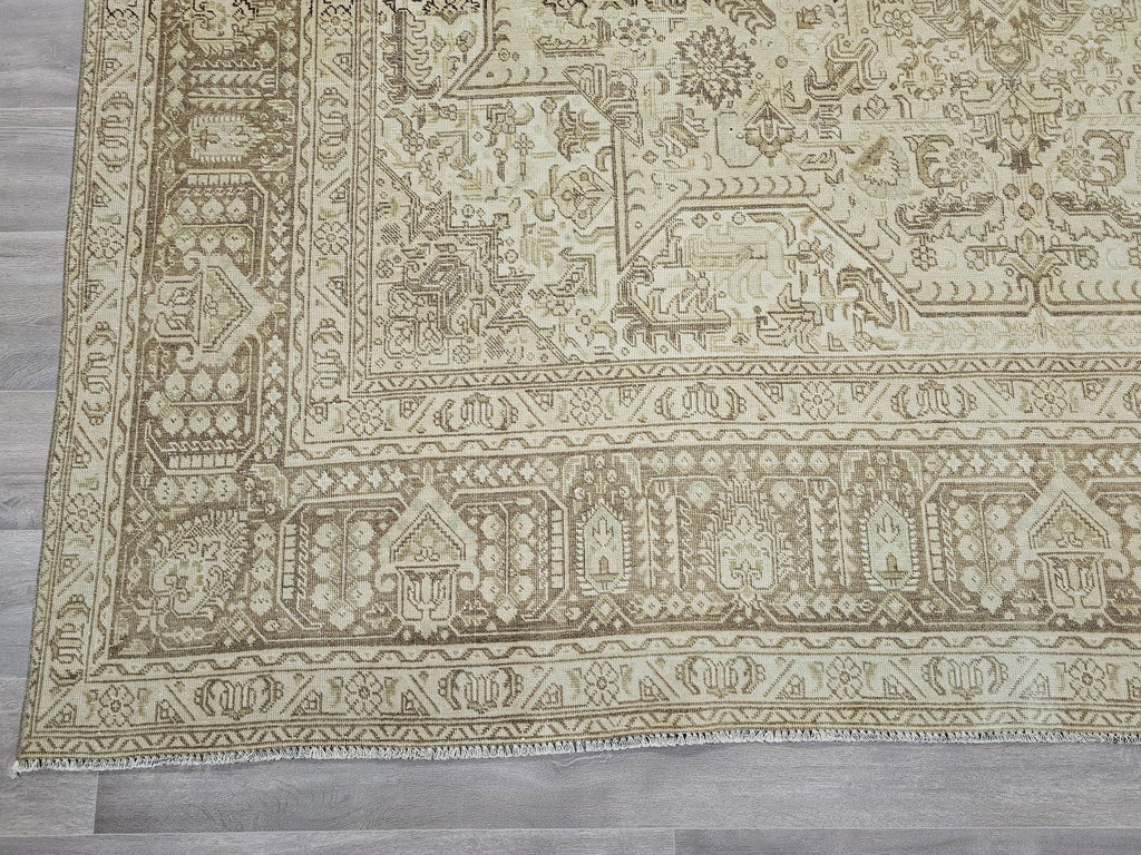Vintage Handwoven Heriz Wool Rug 9x12: Neutral Beige Geometric Design