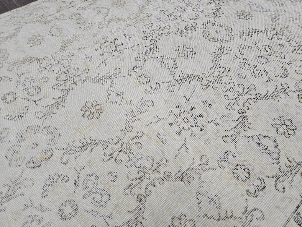 Hand Knotted Vintage Turkish Area Rug – 5.25x8.70 ft | Faded Cream, Distressed Oriental Carpet