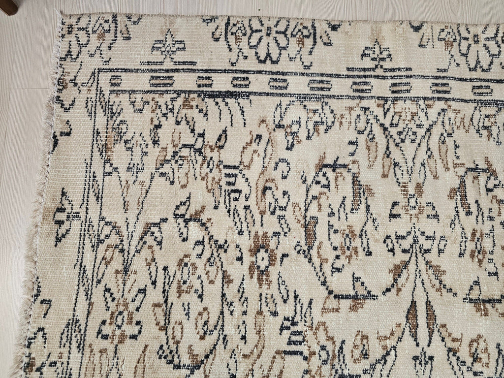 Cream Floral Oushak Rug: 5x9 Vintage Hand-Knotted Turkish Wool