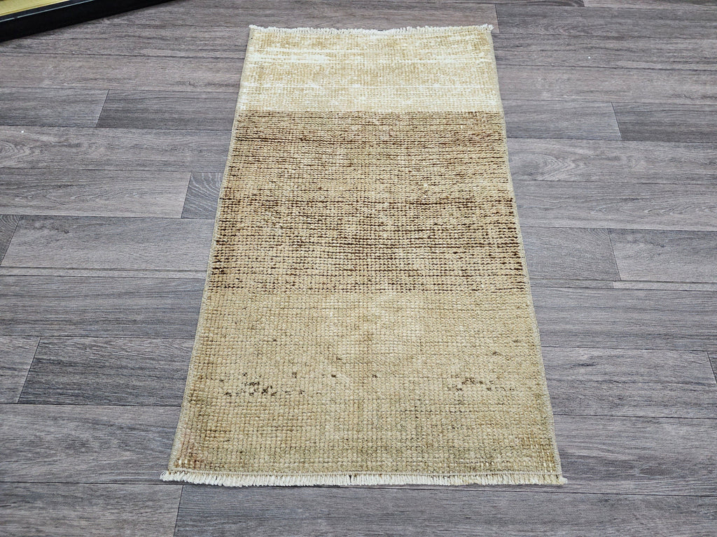 Vintage Oushak Wool Rug: Neutral Turkish Bath Mat (20x35 inches)