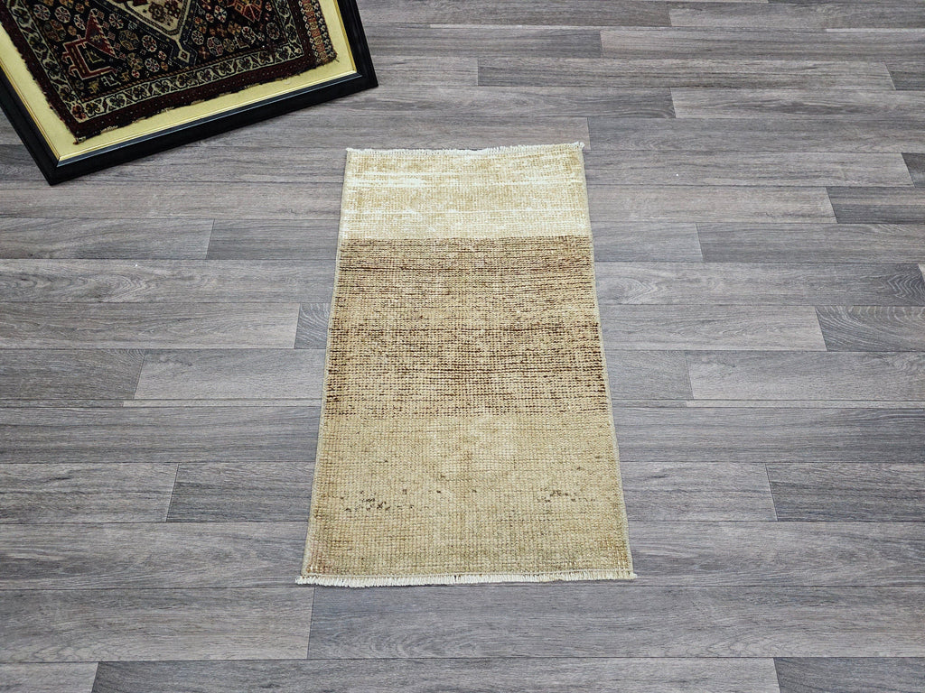 Vintage Oushak Wool Rug: Neutral Turkish Bath Mat (20x35 inches)