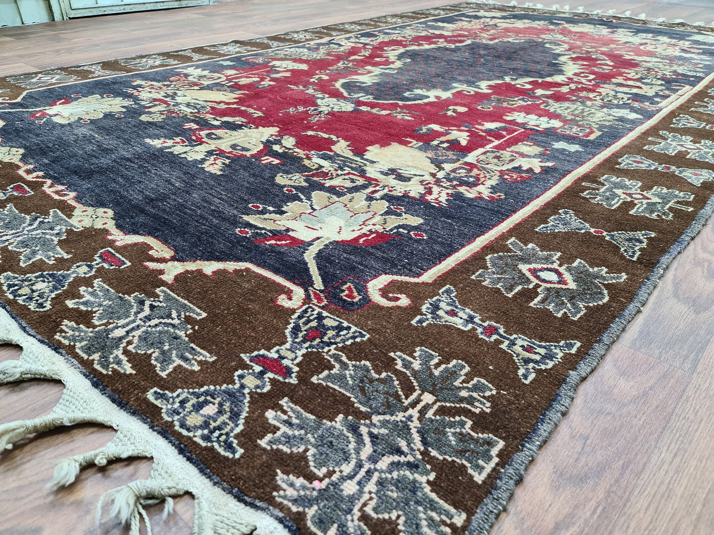 Authentic Vintage Turkish Rug / 6,6 x 10,75 feet