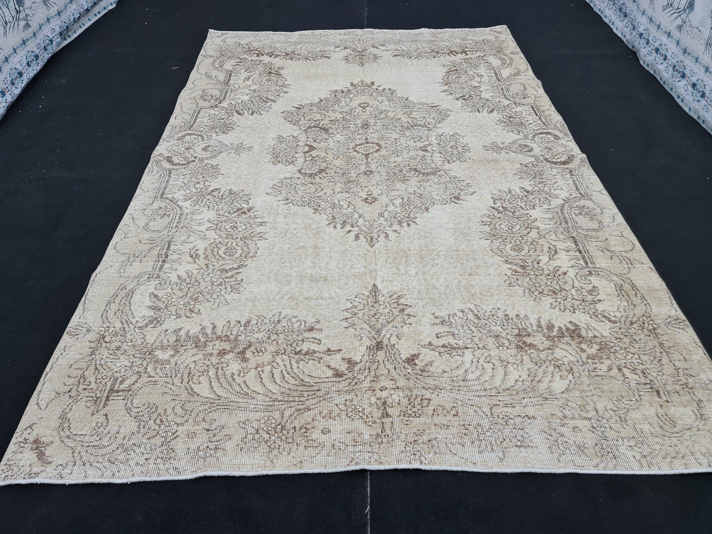 6x9 Vintage Oushak Rug: Hand-Knotted Turkish Wool Medallion Rug