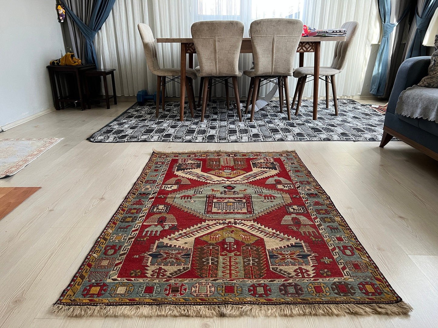 Vintage Traditional Handmade Wool Soumak Rug //3.30x4.70 feet