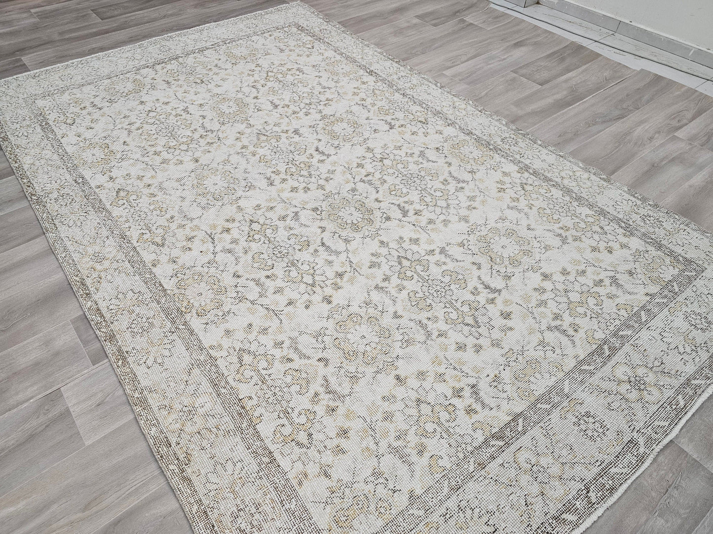 6x9 Neutral Turkish Area Rug for Under bed, Home Office and Diningroom //5.9x9.40