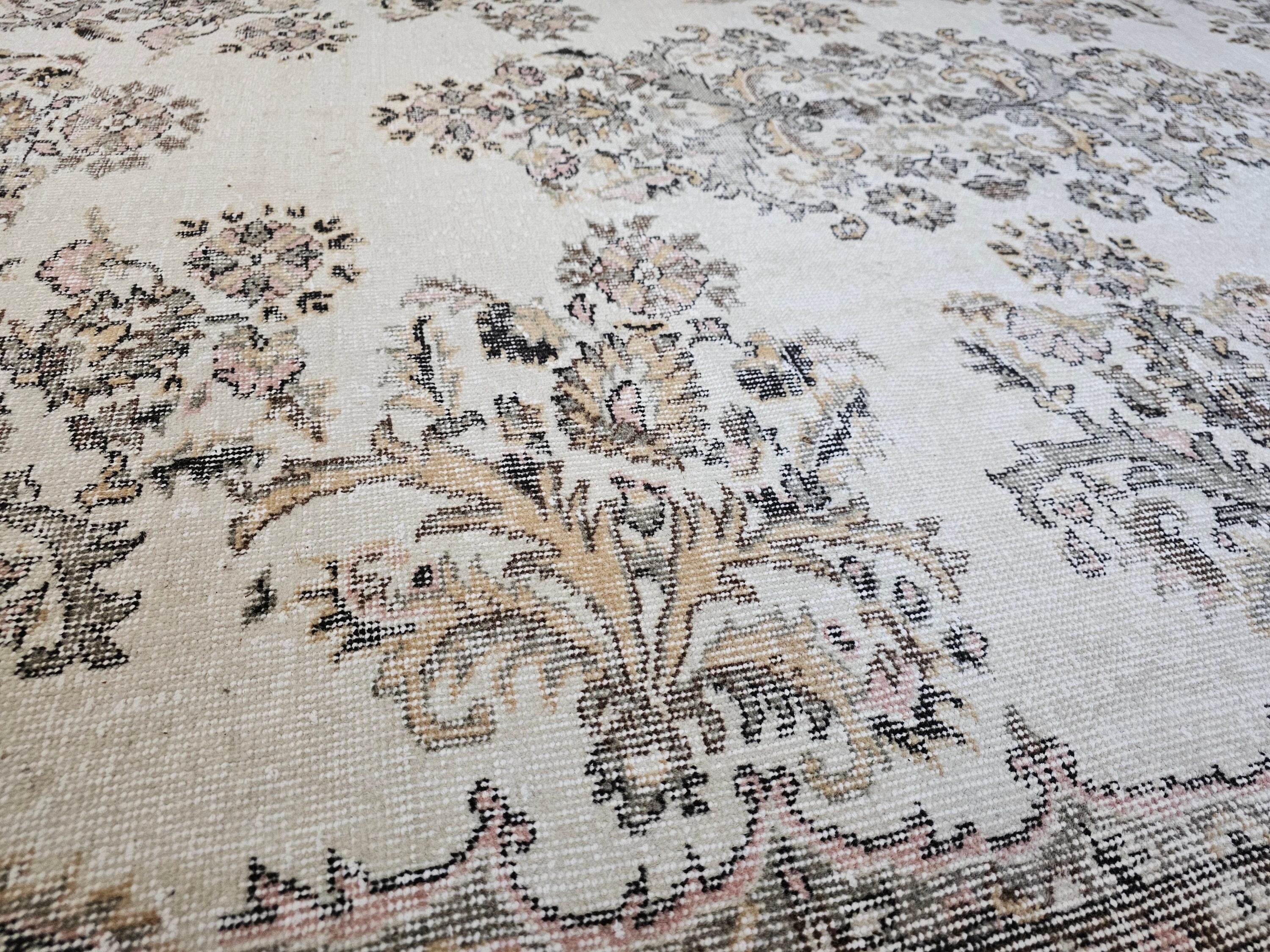 6x9 Vintage Turkish Isparta Rug: Hand-Knotted Wool Floral Carpet