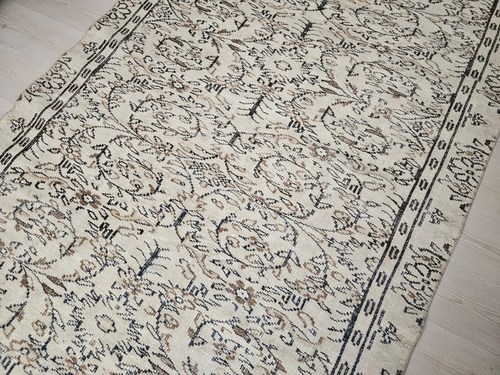 Cream Floral Oushak Rug: 5x9 Vintage Hand-Knotted Turkish Wool