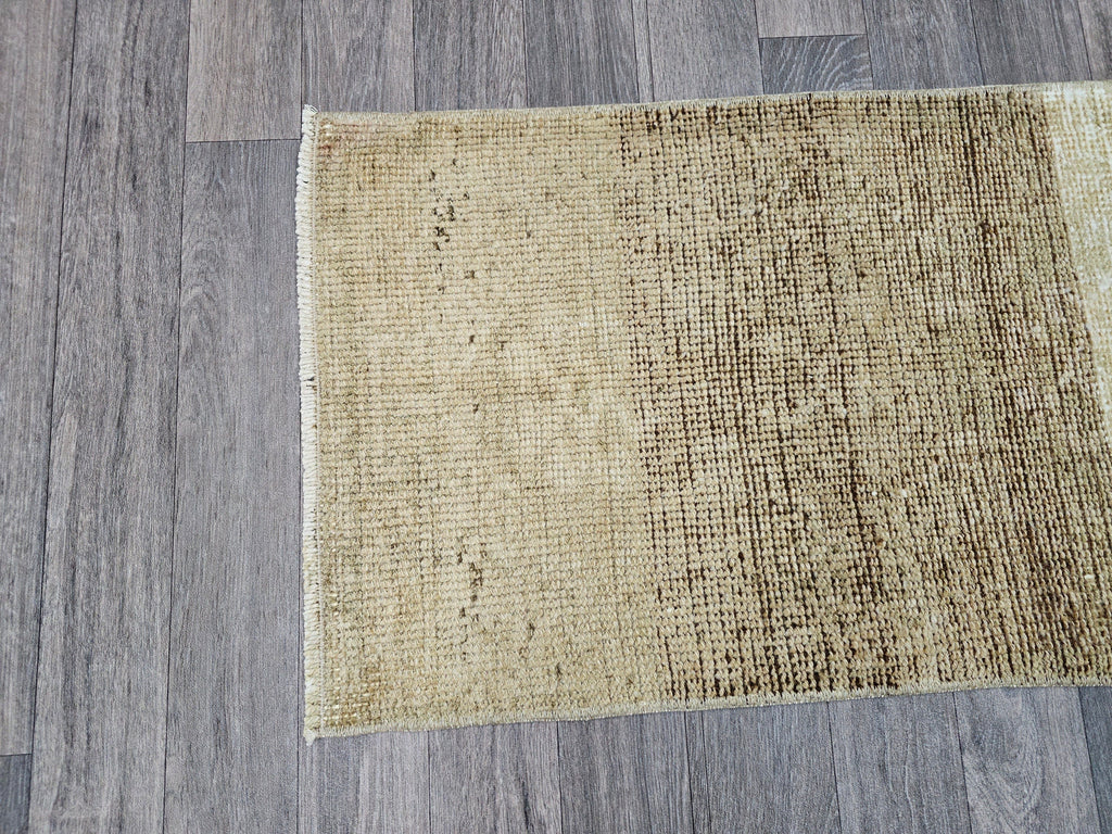 Vintage Oushak Wool Rug: Neutral Turkish Bath Mat (20x35 inches)
