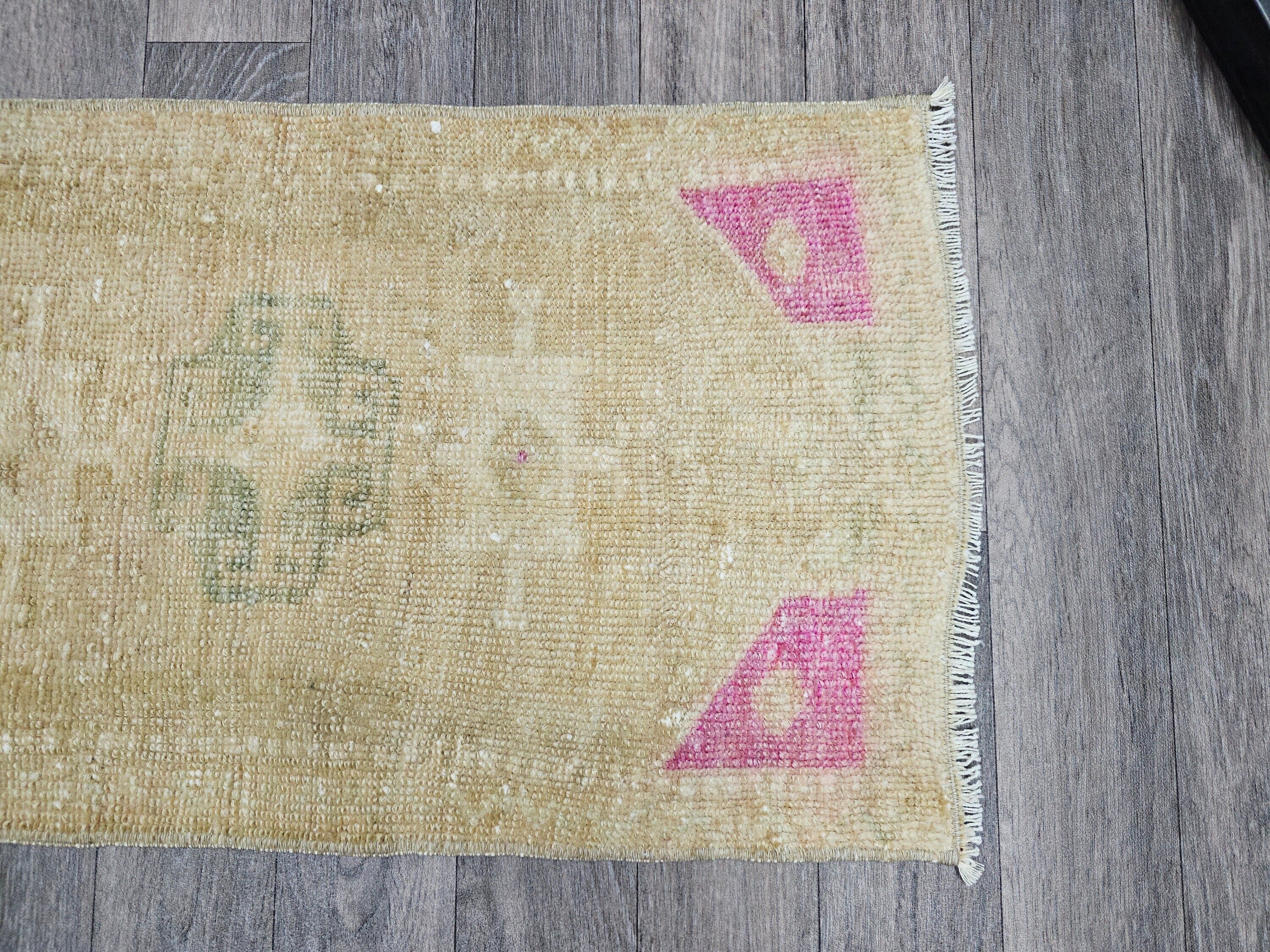 Handwoven Turkish Wool Rug: Vintage Boho Bath Mat (17x31 inches)