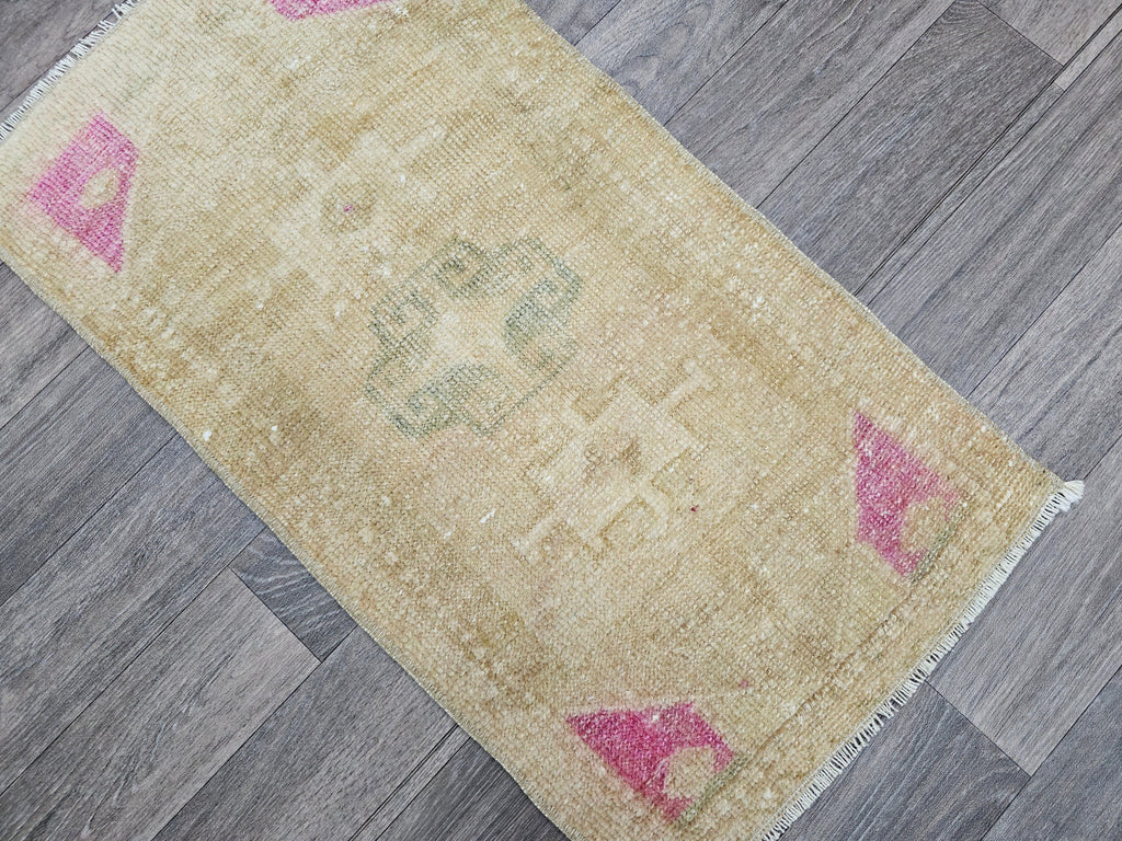 Handwoven Turkish Wool Rug: Vintage Boho Bath Mat (17x31 inches)