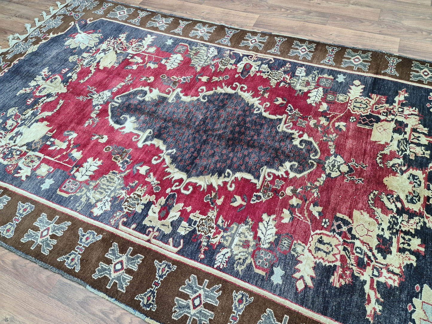 Authentic Vintage Turkish Rug / 6,6 x 10,75 feet