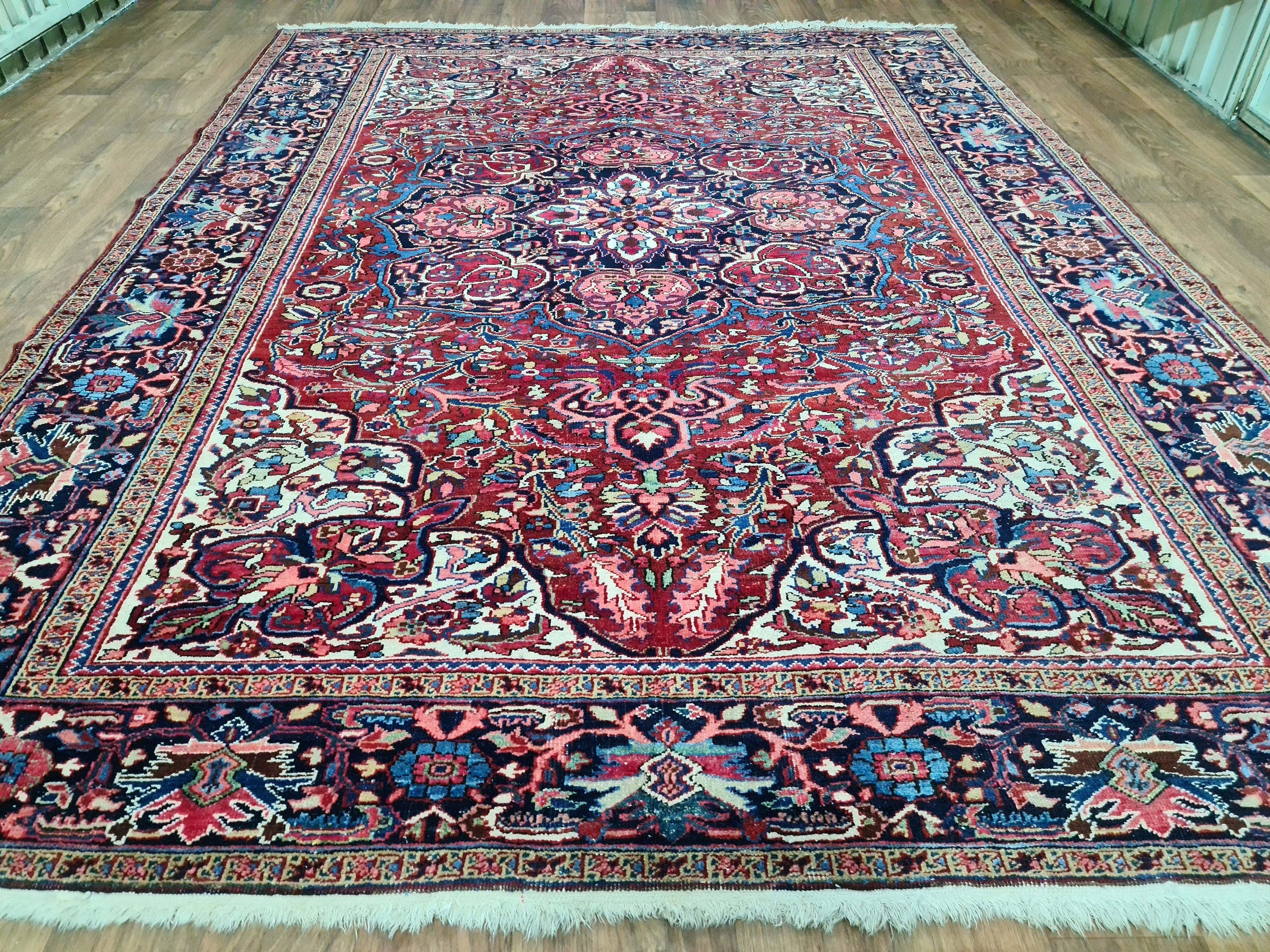 Large Hand-Knotted Heriz Rug: Antique Wool Oriental Carpet