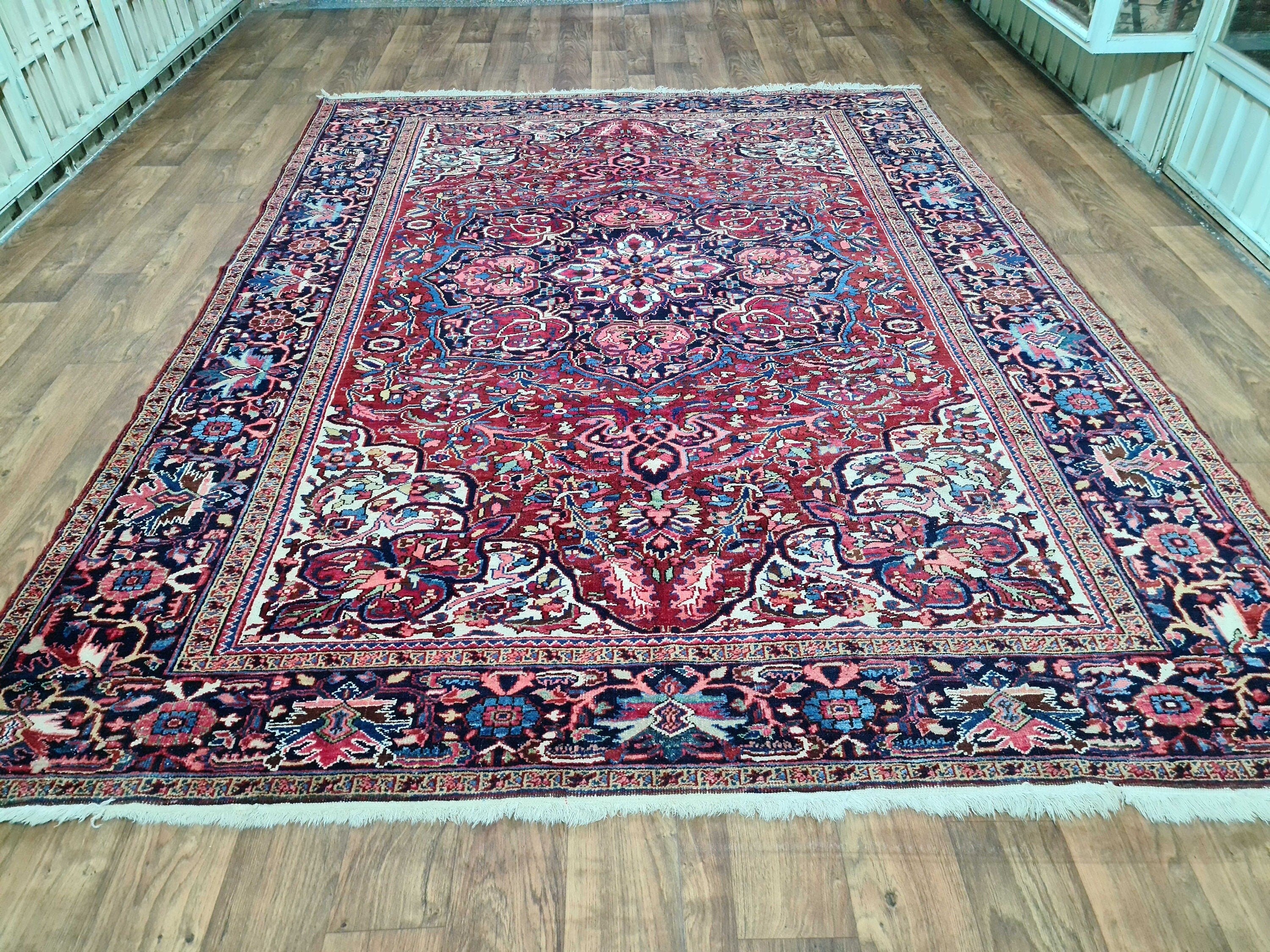 Large Hand-Knotted Heriz Rug: Antique Wool Oriental Carpet