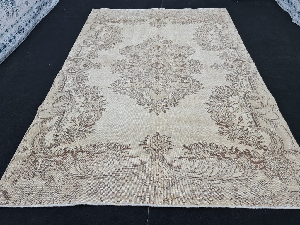 6x9 Vintage Oushak Rug: Hand-Knotted Turkish Wool Medallion Rug