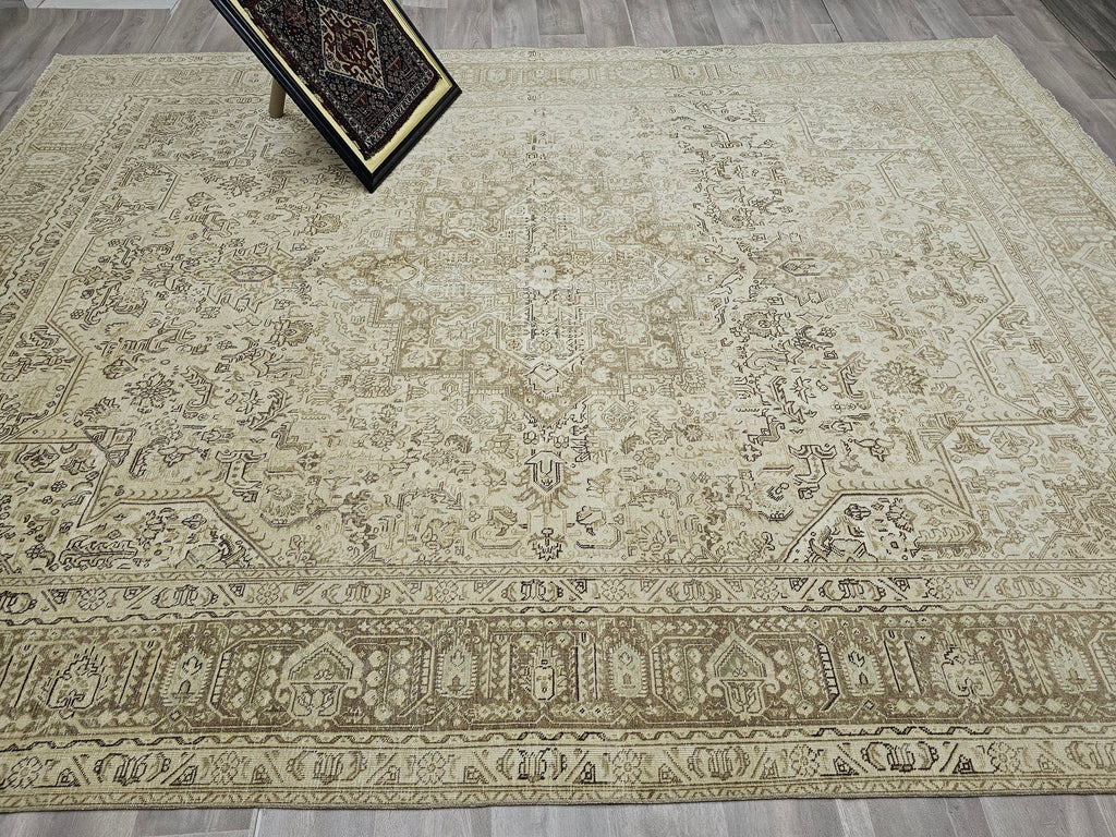 Vintage Handwoven Heriz Wool Rug 9x12: Neutral Beige Geometric Design