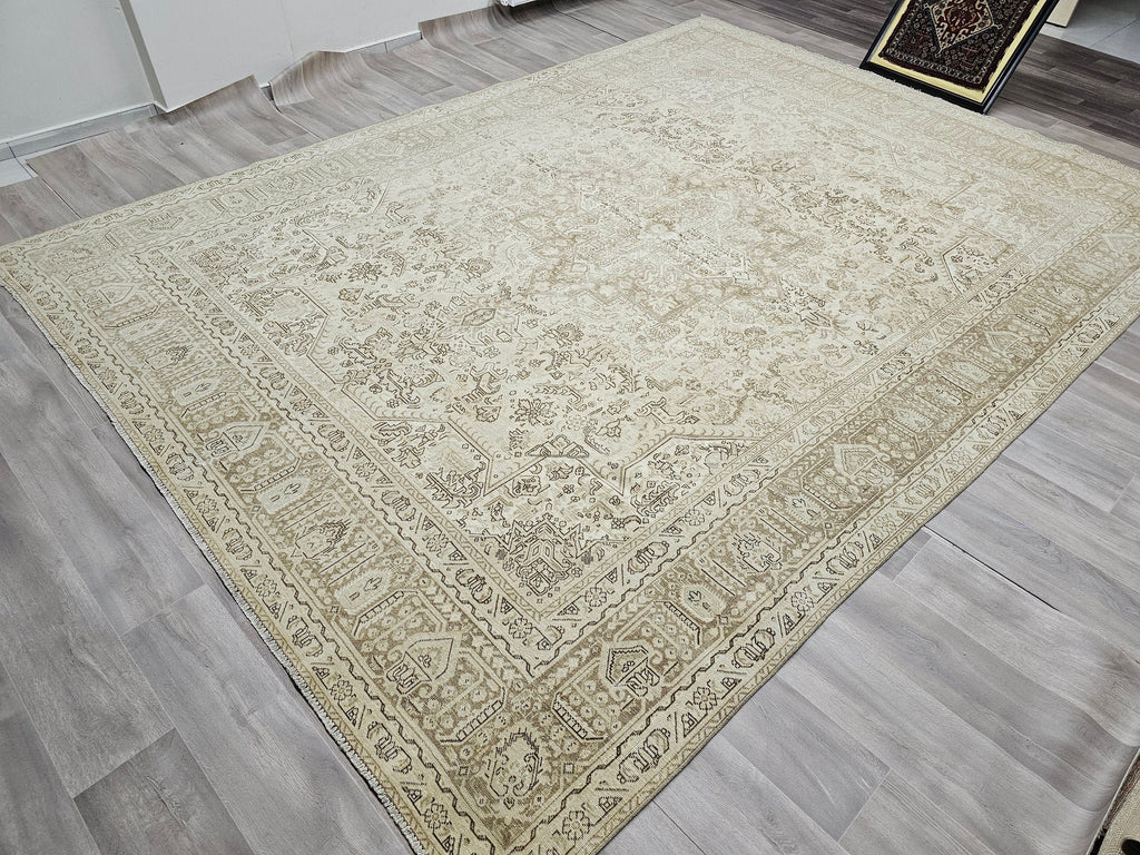 Vintage Handwoven Heriz Wool Rug 9x12: Neutral Beige Geometric Design