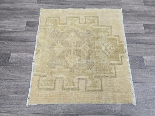 2.25x2.60 feet Neutral Vintage Turkish doormat, wool Vintage Bathmat