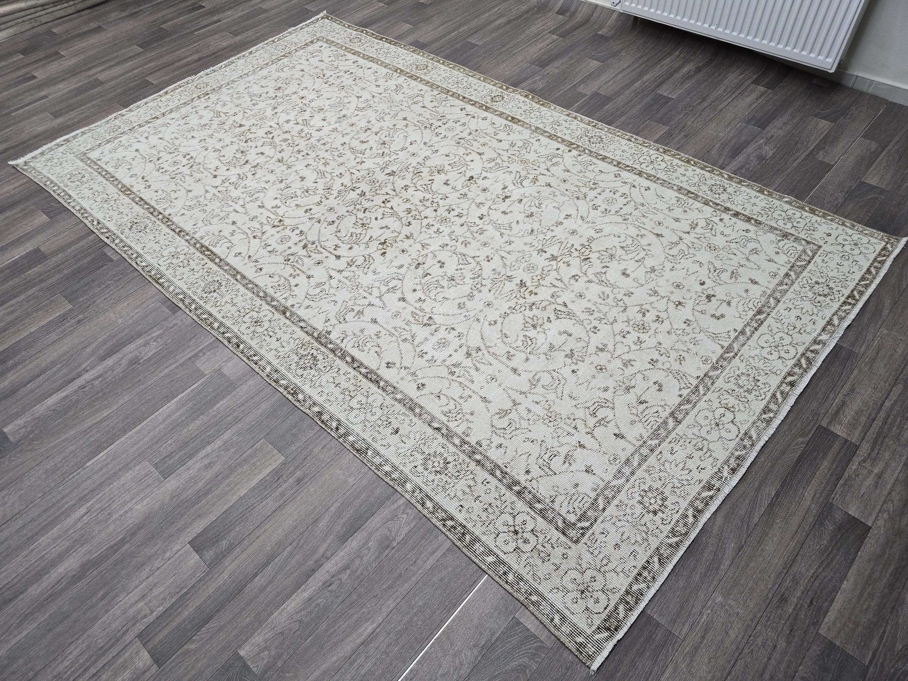 Distressed Floral Vine Rug: Neutral Cream & Beige Vintage Style