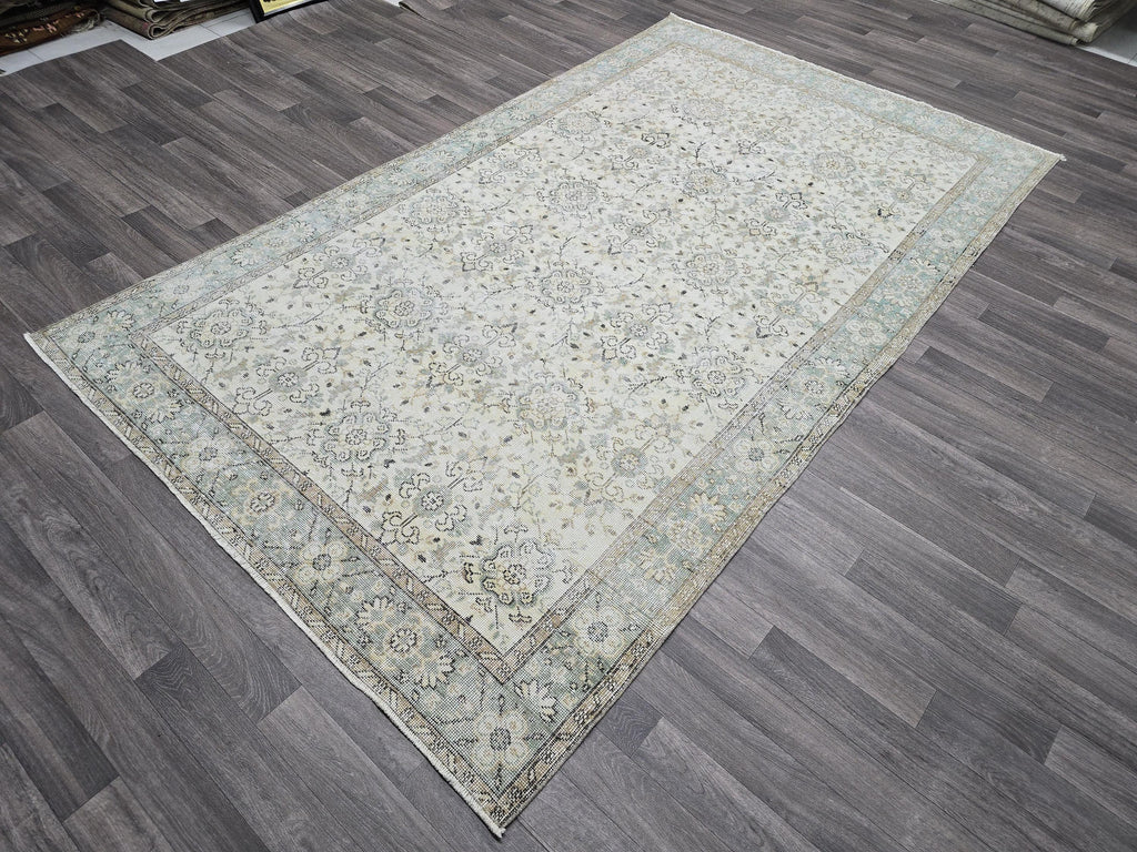Neutral Oushak Rug: Hand-Knotted Wool Anatolian Area Rug (5.60x9.5 ft)