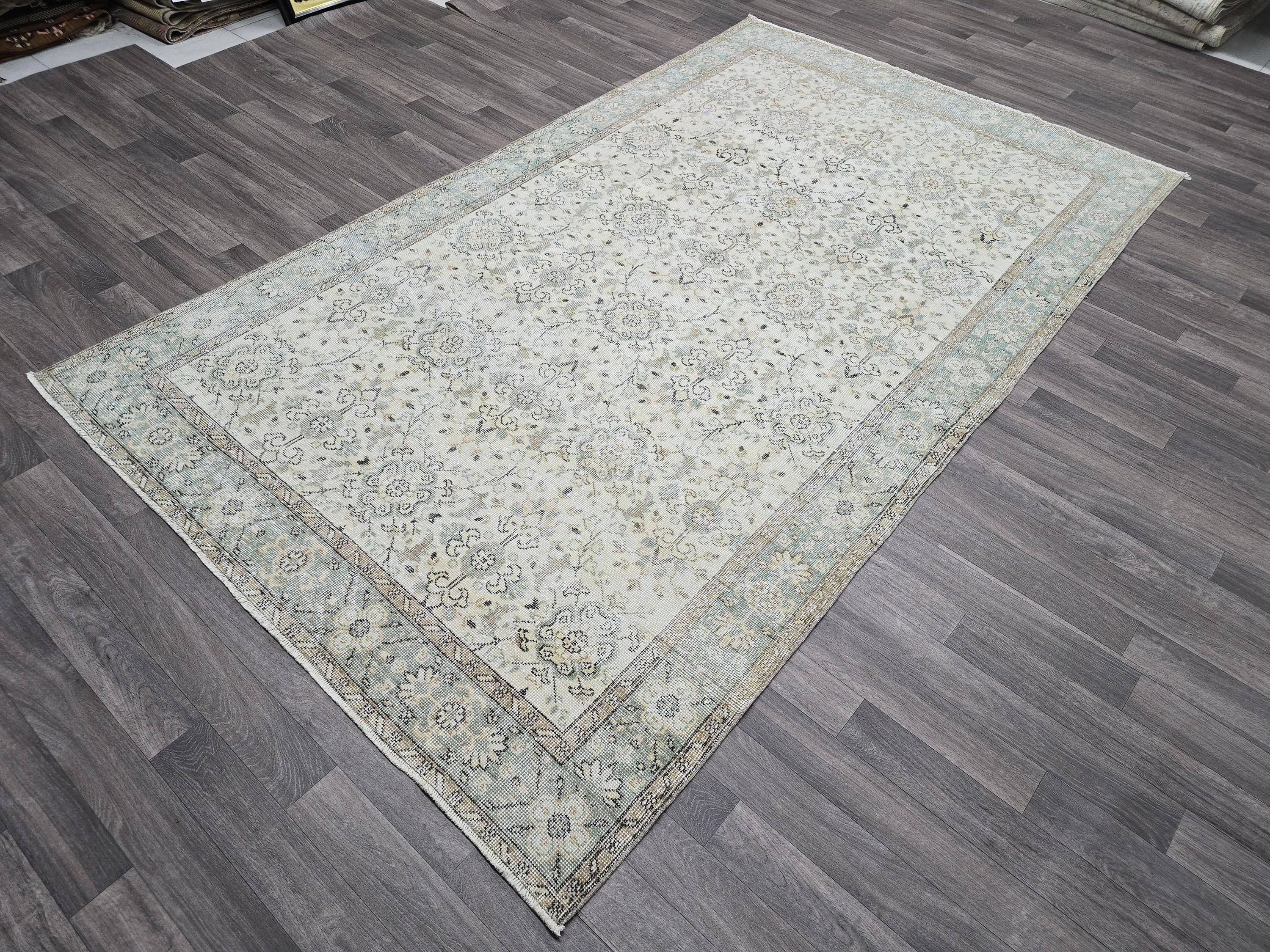 Neutral Oushak Rug: Hand-Knotted Wool Anatolian Area Rug (5.60x9.5 ft)