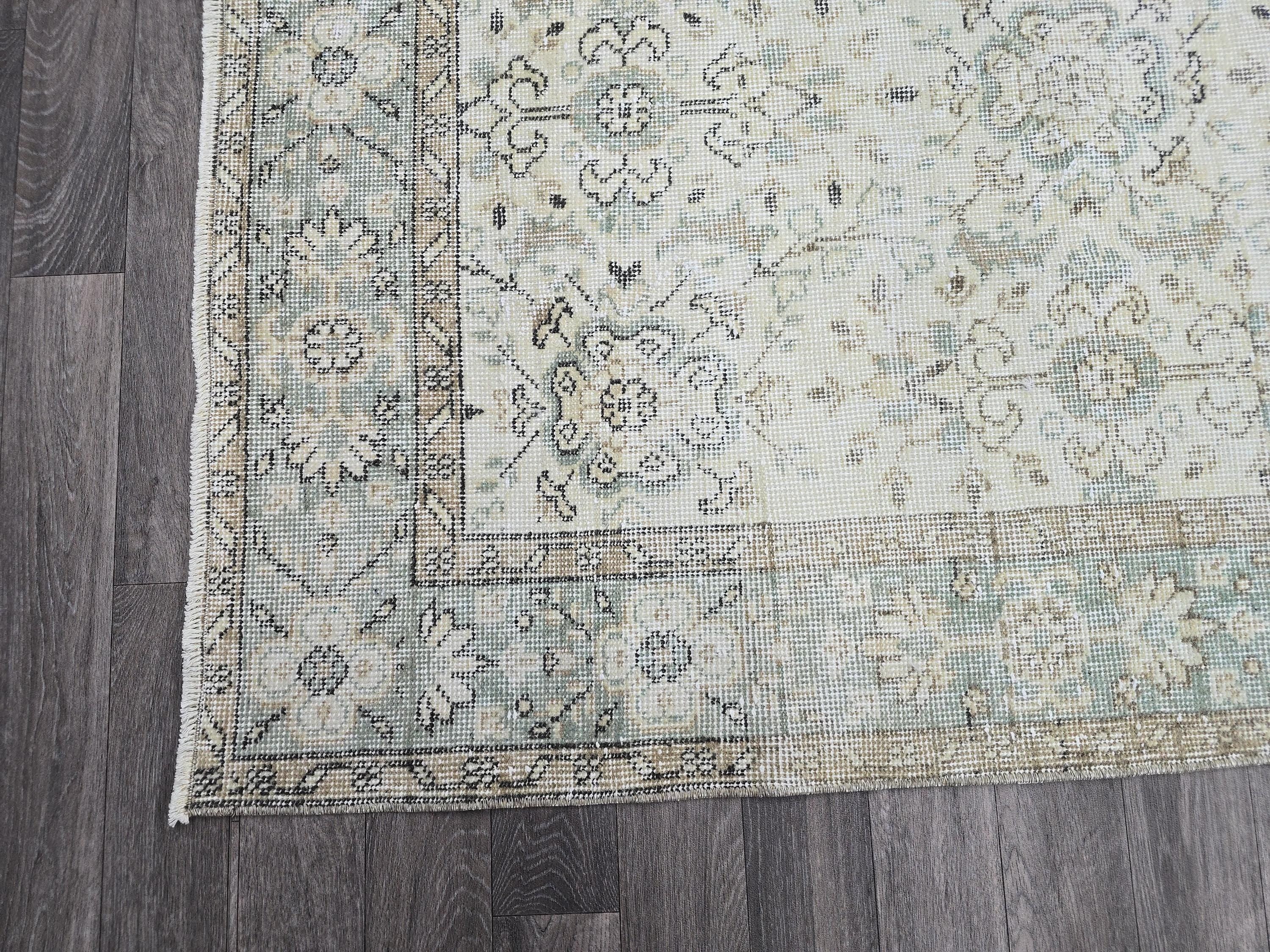 Neutral Oushak Rug: Hand-Knotted Wool Anatolian Area Rug (5.60x9.5 ft)