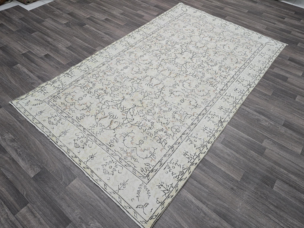 5x9 Vintage Turkish Wool Rug: Hand Knotted Oushak Isparta