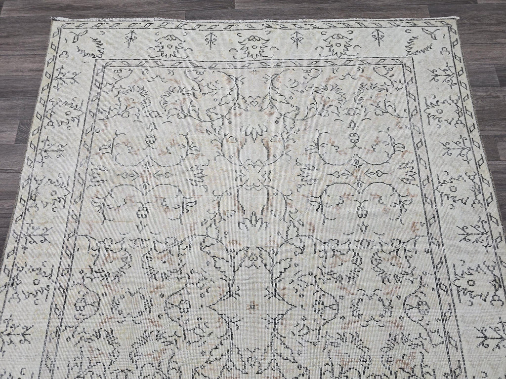 5x9 Vintage Turkish Wool Rug: Hand Knotted Oushak Isparta