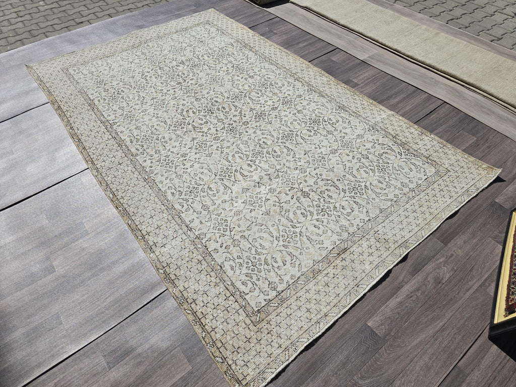 Vintage Turkish Oushak Wool Rug: 5.7x9.4 ft, Hand-Knotted Neutral Area Rug