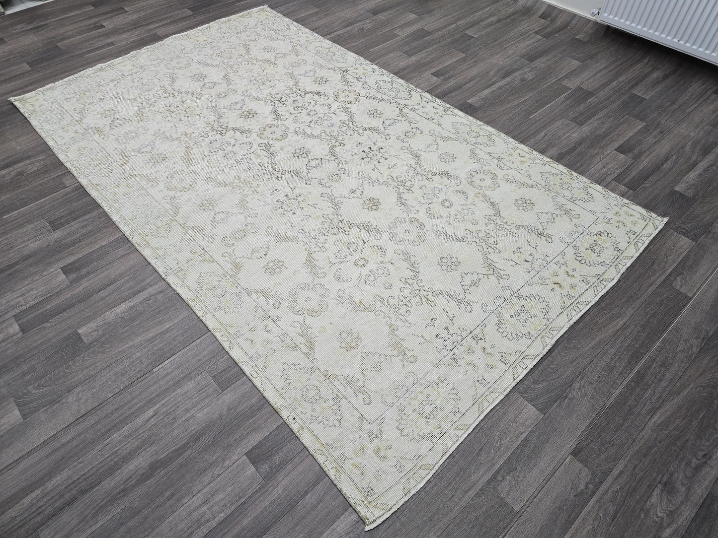 Hand Knotted Vintage Turkish Area Rug – 5.25x8.70 ft | Faded Cream, Distressed Oriental Carpet