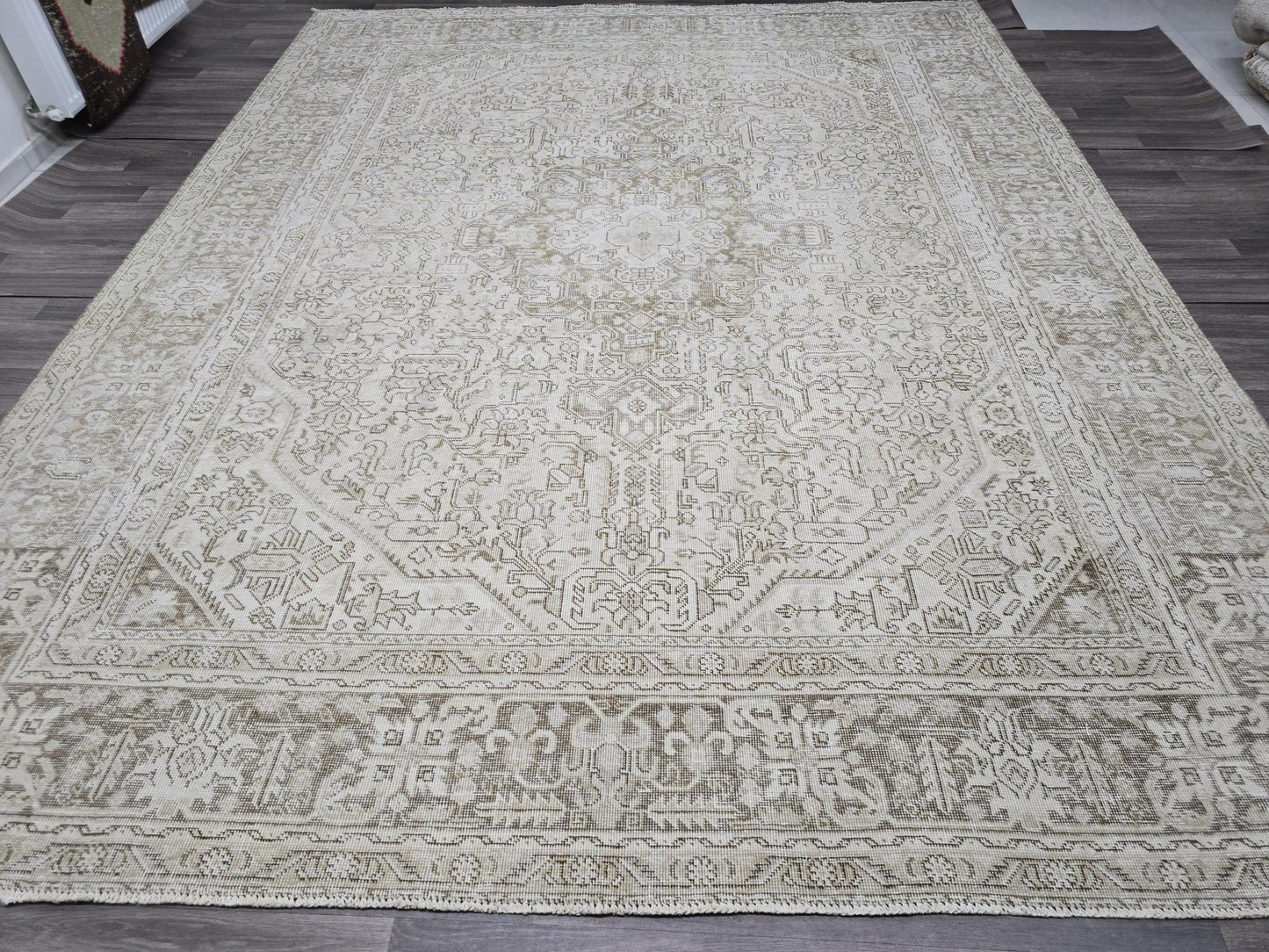 Oversize Neutral Heriz Rug 9x12: Hand-Knotted Wool, Beige Tan Geometric Carpet