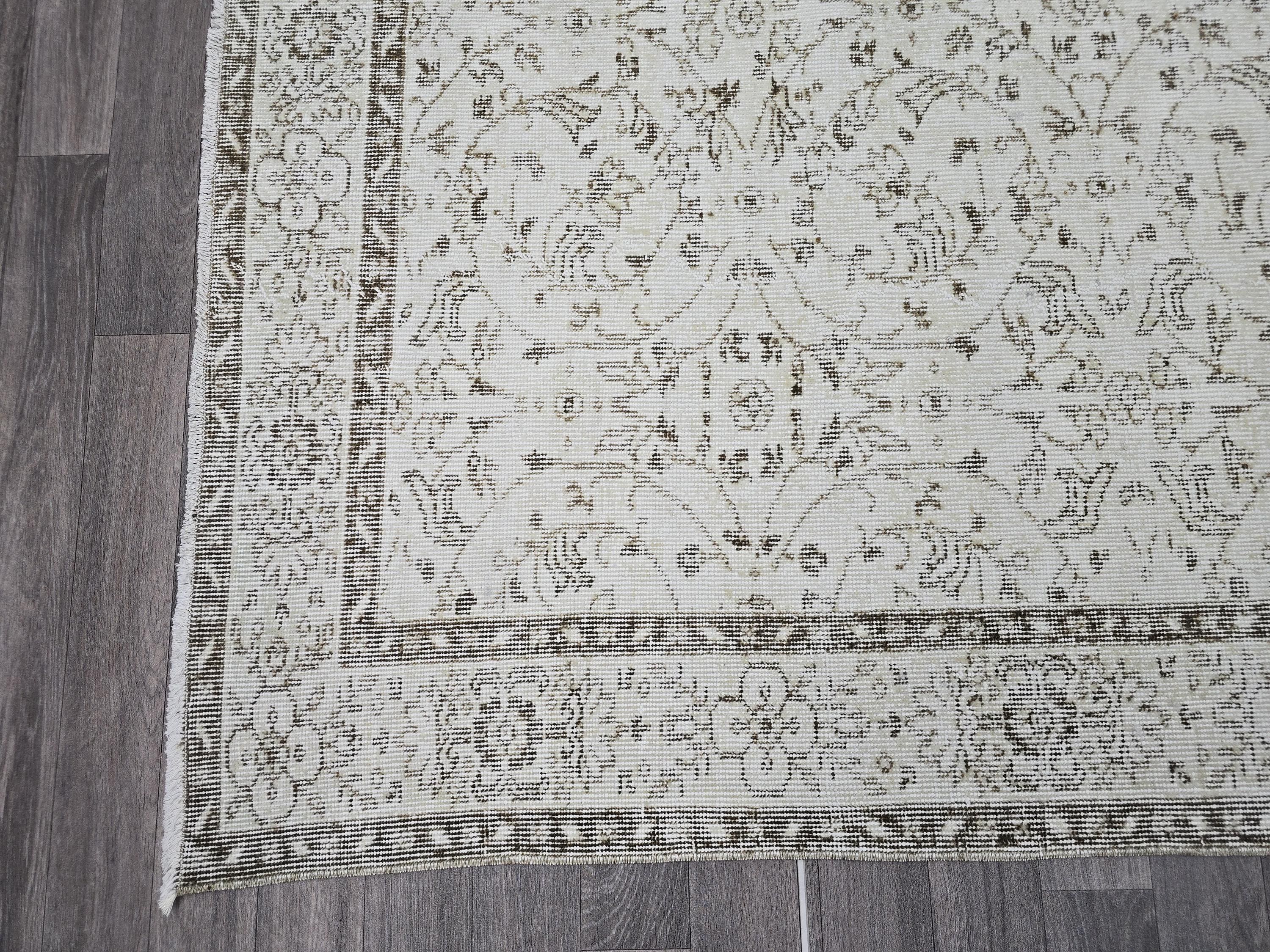 Distressed Floral Vine Rug: Neutral Cream & Beige Vintage Style